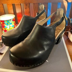 Sassy Milled Barnished by Dansko Size 38/8, Leather upper.